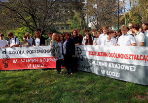 Dyrekcja i uczniowie XXXIII LO i SP nr 6 w Łodzi