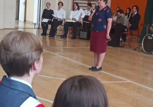 Uczniów pożegnała Pani dyrektor Anna Piotrowska