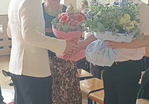 Kwiaty od Jakuba Krasia, przewodniczącego Samorządu Szkolnego