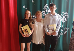 Pani prof. Anna Muszalska i nagrodzeni uczniowie z klasy 2b