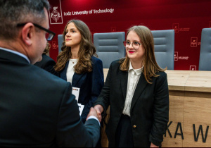 Oliwia Jaśkiewicz odbiera nagrodę