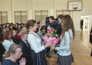 Wręczenie kwiatów dla wychowawców klas czwartych