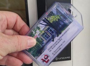 Karta dostępu przyłożona do czytnika przy drzwiach