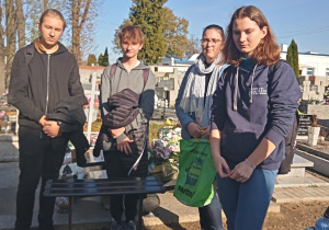 Uczniowie 2c odwiedzili groby naszych pracowników