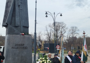 Pod pomnikiem Marszałka Piłudskiego